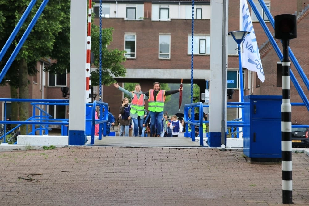 Avondvierdaagse langs de aanloophaven.